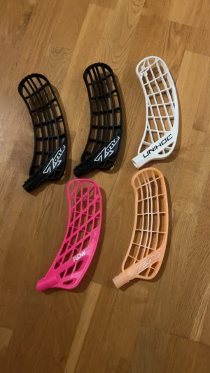 Innebandyblad Zone och Unihoc och Salming  - Säljer 5 innebandyblad i olika färger och modeller från zone, unihoc och Salming. Ett vitt Unihoc player + blad helt nytt!. 2 st svarta zuper blad från zone lite använda men inte alldeles för mycket.. Salming bladet är SÅLT!. Sist men inte minst ett limited edition supreme blad i coral färg finns inte längre att köpa helt nytt!