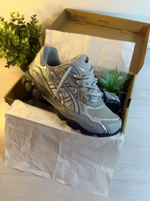 Asics Gel Nyc - Asics Gel Nyc 👟 - Storlek: 42📏    - Skick: 10/10♻️     - Pris: 1075kr💵     - Färg: Grå,Svart,Silver Frakt: Fraktas samma dag, anländer till ditt hus inom 3-4 dagar🚚     Tveka inte att skriva vid minsta fråga!💭 