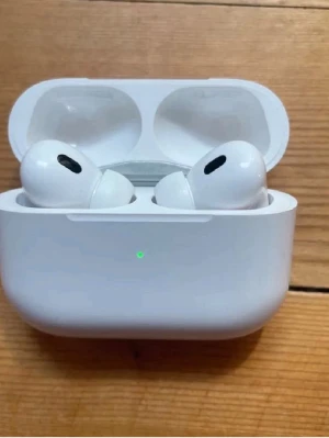 Apple AirPods Pro trådlösa hörlurar - Säljer ett par vita Apple AirPods Pro med laddningsetui. De är trådlösa in-ear-hörlurar med stilren design och silikonproppar för bra passform. Perfekta för musik, samtal och träning. Laddningsfodralet är kompakt och smidigt att ta med.