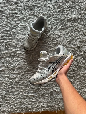 Asics Gel Kayano 14 ”Tai-Chi Yellow” *RARE* - Snygga Asics Gel Kayano 14 med gula och silvriga detaljer samt gula inslag på sulan. Skorna har en sportig design med mesh-ovandel för bra andningsförmåga och klassiska Asics-stripes på sidan. Perfekta för dig som gillar en retro och sportig look. Asics Gel Kayano 14 i Tai-Chi Yellow färgen *RARE* modell som inte säljs längre. Vid frågor är det bara och höra av sig (Utan box)