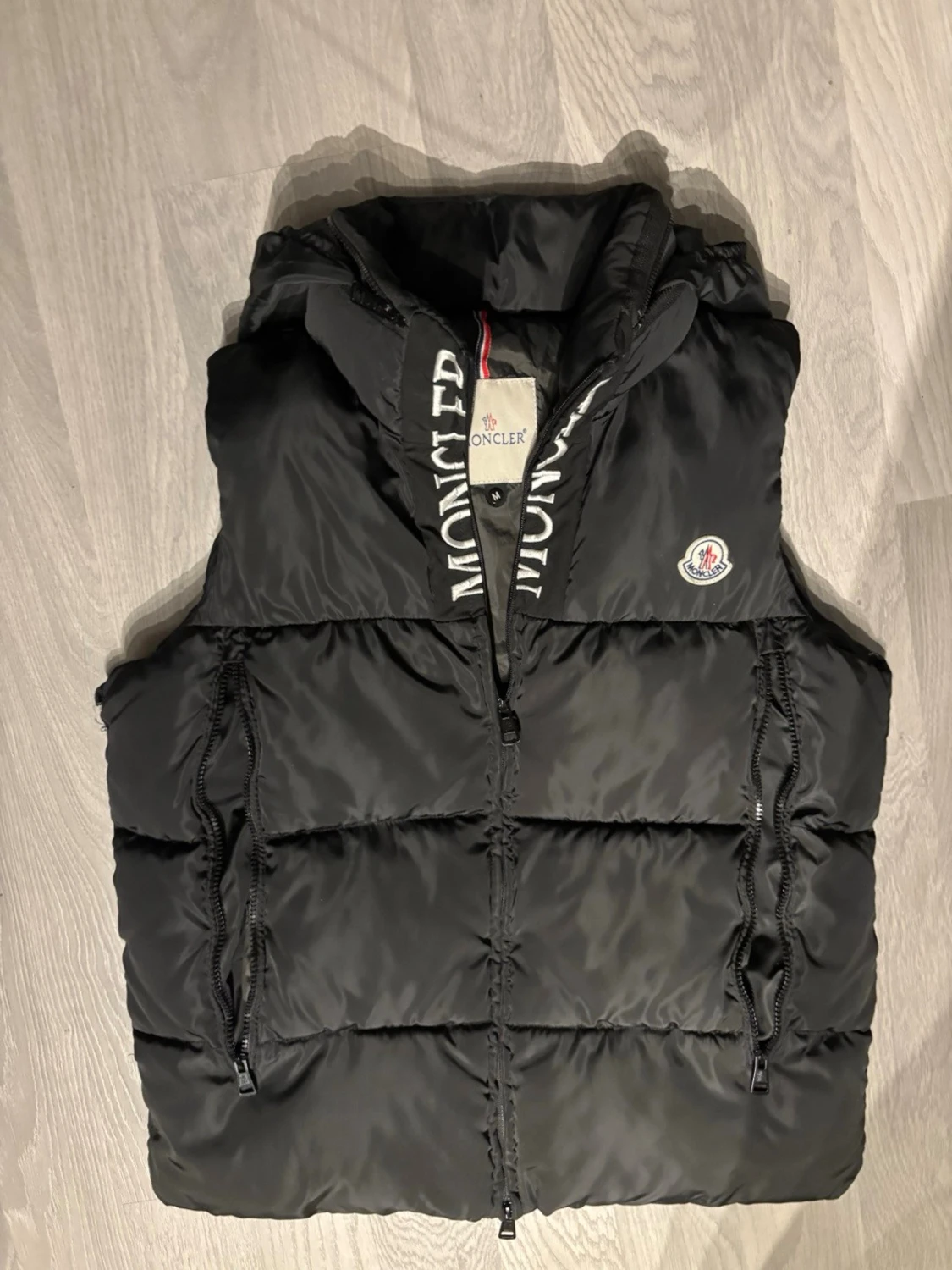 Svart dunväst från Moncler med huva