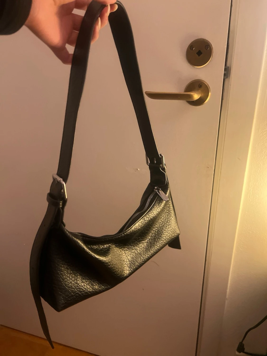 Svart axelväska med kedja och dolde - 3