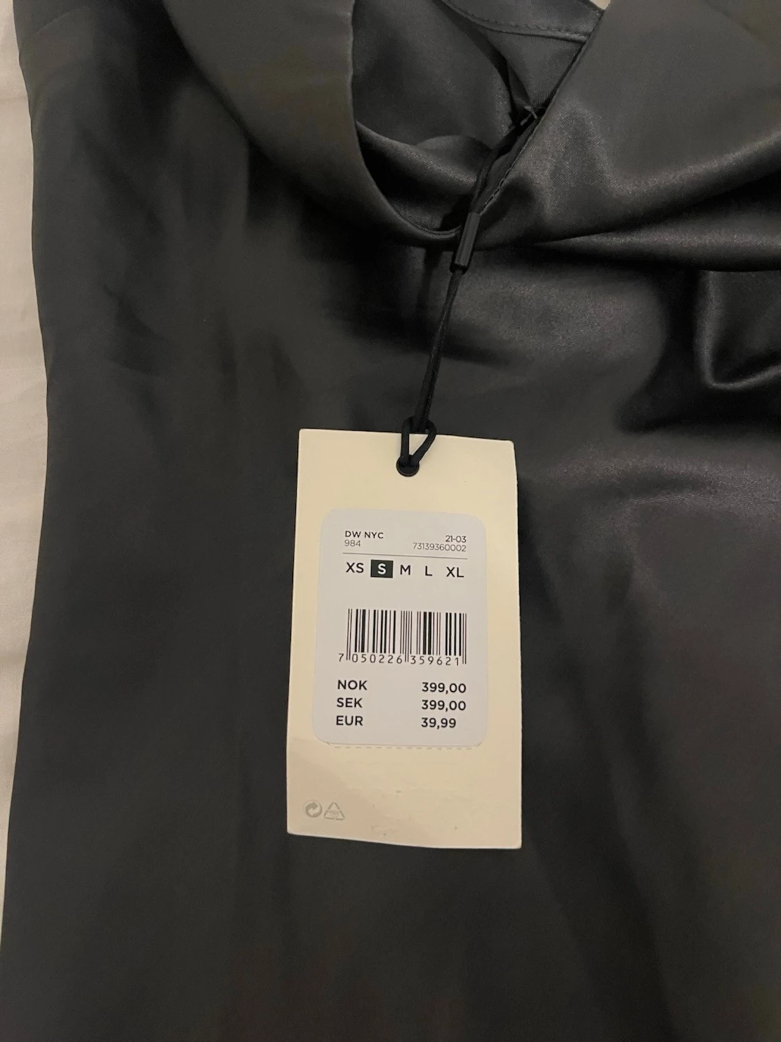 Grå satinklänning med slits - 4