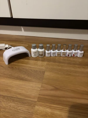 Depend GeliQ UV/LED kit för naglar - Komplett Depend GeliQ kit med UV/LED-lampa och builder gel och flera olika gelélack i olika färger och bas/topplack. Perfekt för att fixa snygga och hållbara naglar hemma. Lampan är vit och kompakt, lacken har silverfärgade lock och varierande nyanser. Olika mängd i allt. Ingår även en nail art pensel.