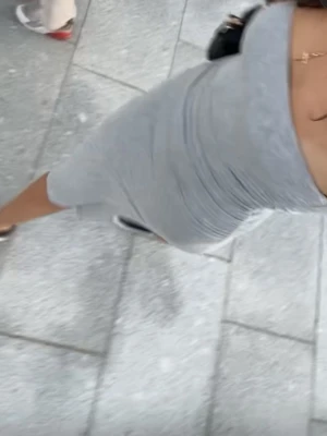 Grå tubklänning - Snygg grå tubklänning.  Klänningen har en kroppsnära passform och är perfekt för dig som gillar en enkel men stilren look. Passar till många olika tillfällen och är lätt att matcha med accessoarer.