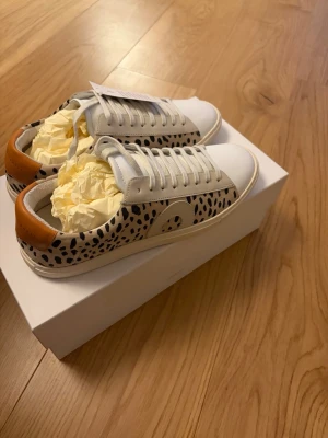 Oliver Cabell sneakers  - Tjena! Säljer dessa helt oanvända Oliver Cabell sneakers (41), box medföljer. Meddela vid frågor 