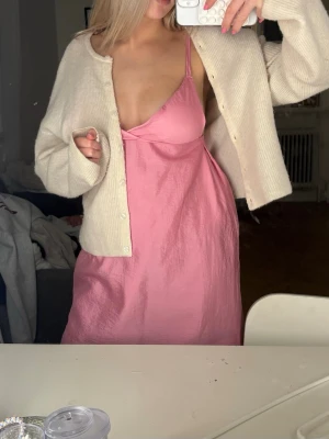Söt rosa sommarklänning💕 - Jätte fin sommarklänning som tyvärr bara kommit till användning en gång💖Jättefint ljusrosa lite glansigt tyg! Den har inlägg vid bysten, dragkedja baktill och söta detaljer på sidorna💗Tyvärr har den inte justerbara band men de är 43cm långa, mätt från fäste till fäste. Ett band är lite skrynkligt, inget som syns tydligt, skriv för bilder! Hela klänningen, utan band, är 69cm, utan byst bara kjol är 55,5cm. Pris kan diskuteras💕
