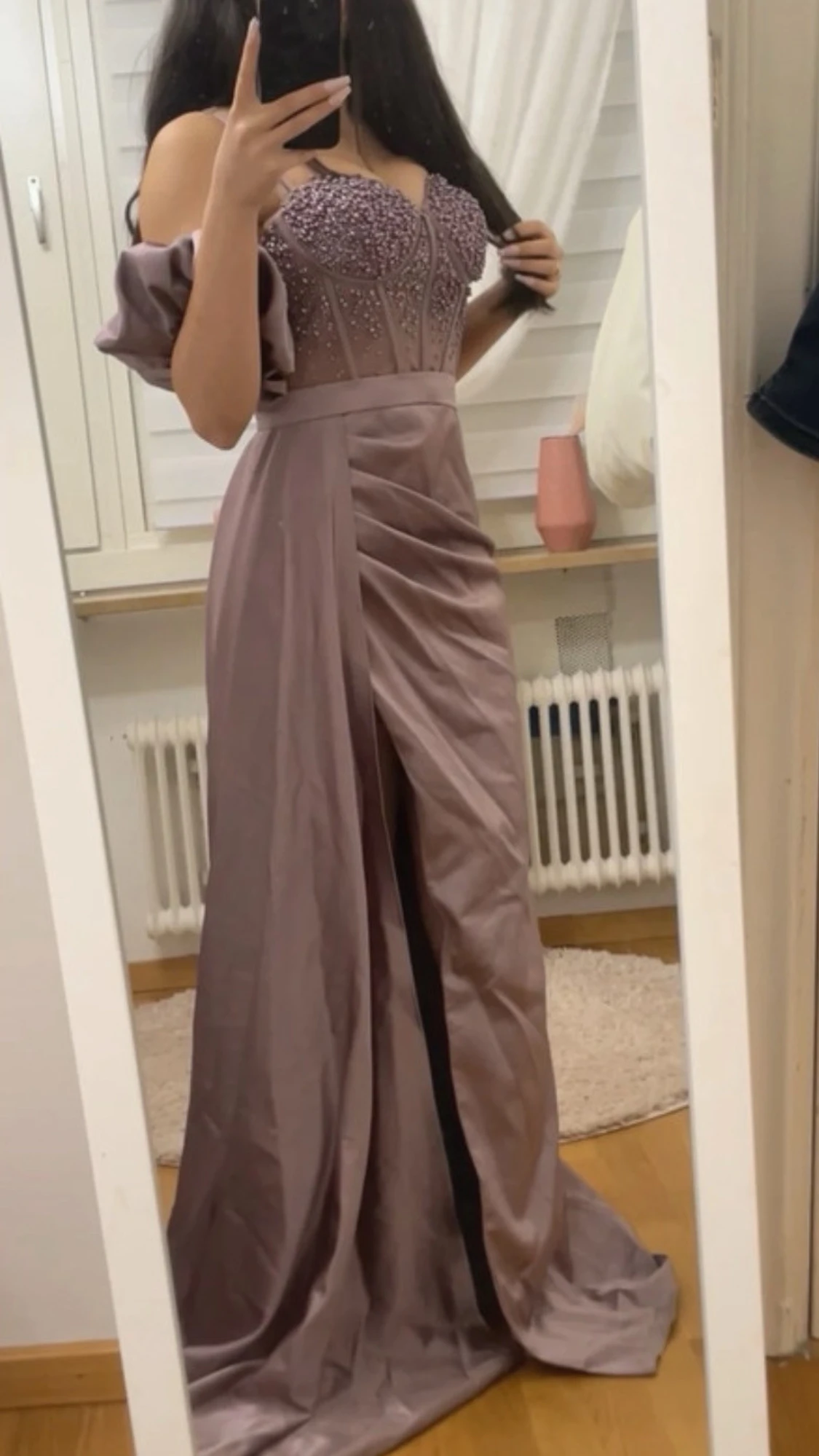 Lång lila klänning med slits