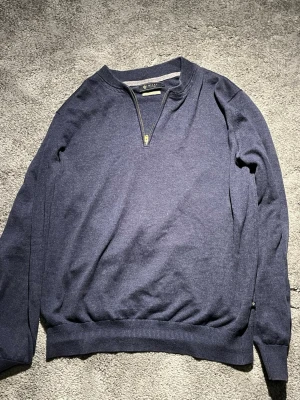 Stilren marinblå quarterzip tröja från Riley - Stilren Riley halfzip som är eftertraktad, ett känt märke, här hittar du chansen att få din helt egna Riley sweatshirt.  • passar perfekt för en middag, skol/jobbdag och även än mysigare dag. • Eftertraktat märke, en ny riley halfzip kostar runt 1300 kr så därför är detta ett jättebra pris för en tröja i så bra kvalité. • Ny pris 1300 kr, mitt pris 240 kr.  • Mycket bra kvalité. •Storlek L men passar mer någon med storlek M.   Så vill du äga din alldeles egna Riley tröja,