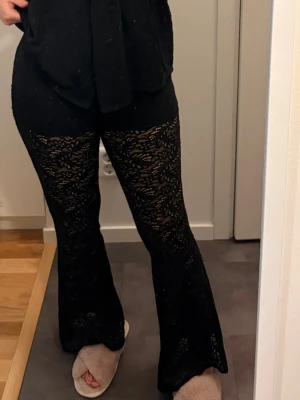 Svarta spetsbyxor  - Säljer dessa svarta spetsbyxorna med inbyggda shorts från Gina då de är lite tajta för mig 💝 jag är 155 cm lång så passar någon under 160 cm skulle jag säga. De är lite noppriga som man ser på sista bilderna men inget som märks under användning :)