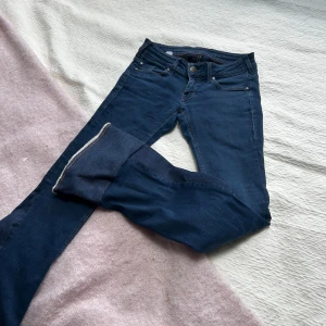 Mörkblå bootcut jeans  - Säljer dessa mörkblå jeans som blivit omsydda till bootcut jeans. Dom har ett stretchigt material så är väldigt bekväma (Innebenslängd 84cm och midjemått 80cm). Skriv om du har frågor!🩷