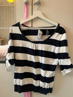 Randig tröja - Super gullig svart och vit randig tröja. Trekvartsärm och djup u-ring, skulle kunna vara off shoulder. Passar jättebra med ett vitt linne under! Står storlek L men är själv XS och skulle säga att den är närmre S, beroende på vilken passform man vill ha. Skriv ifall det finns funderingar 💗