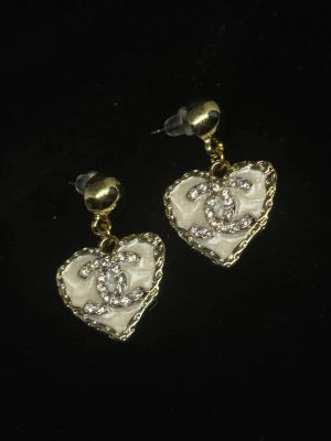 Örhängen  - Helt nya örhängen.