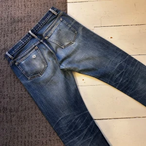 Mörkblåa APC Petit Standard Jean Detroit Etroit Selvedge Jeans - Mörkblåa APC jeans med fina fades. | W31 L32. | Fint skick, förutom en liten fläck på ena bakfickan, går säkert o få bort. | Längd: 91cm, Midja: 37.5-42cm (Stretch). | Skriv vid minsta fundering, pris ej hugget i sten. 