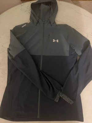   Under Armour vindjacka  - Använd fåtal gånger , storlek M , bra skick 