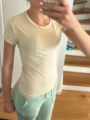 Tshirt gina  - Smör gul tajt tshirt ifrån Gina , använd max 1gång .pris kan diskuteras 💛⭐️