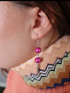 Rosa handgjorda pärlörhängen med nitar  - Jag gör dessa örhängen av återbrukade pärlor som jag har hittat på secondhand genom pärlhalsband. Jag skapar dessa örhängen av noggrant utvalda pärlor från secondhand – ett medvetet val för att ge vackra material ett nytt liv.  Eftersom pärlorna är återbrukade kan små märken eller färgskiftningar förekomma på t.ex. metallen. Undvik kontakt med vatten för att bevara smyckena så fina som möjligt. Alla örhängen är handgjorda och säljs i par 💖🫶🏻⚜️