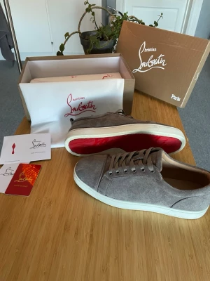 Gråa Christian Louboutins - Säljer mina riktigt snygga loubs! | skorna är i mycket bra skick ✨ | skorna är storlek 42 och matrialet är mocka | skriv gärna vid frågor! 🙌