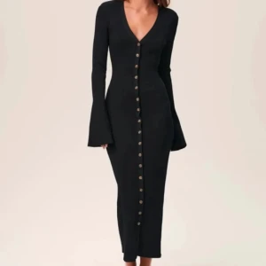 Svart långklänning  - Snygg svart långklänning med ribbad struktur och v-ringning. Klänningen har långa trumpetärmar. Klänningen är använd vid ungefär två tillfällen och är i ett väldigt gott skick. Storlek 36 men kan användas av både en storlek upp eller ned, då den formar sig efter just din kropp. Nypris är 1650 kr + frakt. (Säljs ej för lägre än 1000kr) 