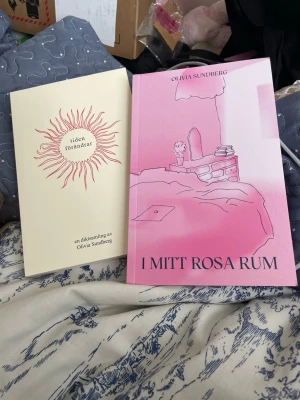 2 böcker (diktsamlingar)  av Olivia Sundberg  - *Båda böcker har mindre skavanker som uppstått under transporten från Akademibokhandeln, se bild för skavanker*  Ordinarie priset på båda är 279kr/st men säljer båda för 400kr!☺️  Två böcker av Olivia Sundberg: diktsamlingen "Tiden förändrar" och boken "I mitt rosa rum". Båda är mjukband/pocket och de är köpta på Akademibokhandeln och utgivna av Lava förlag.
