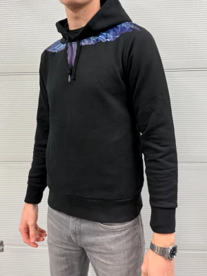 Marcelo Burlon Hoodie  - En hoodie från Marcelo Burlon helt ny som tillkommer med original påse! Kids size motsvarar som vanlig S! Självklart äkta nypris 2400kr! Hör av er vid frågor! Modellen är 188 och väger 76kg