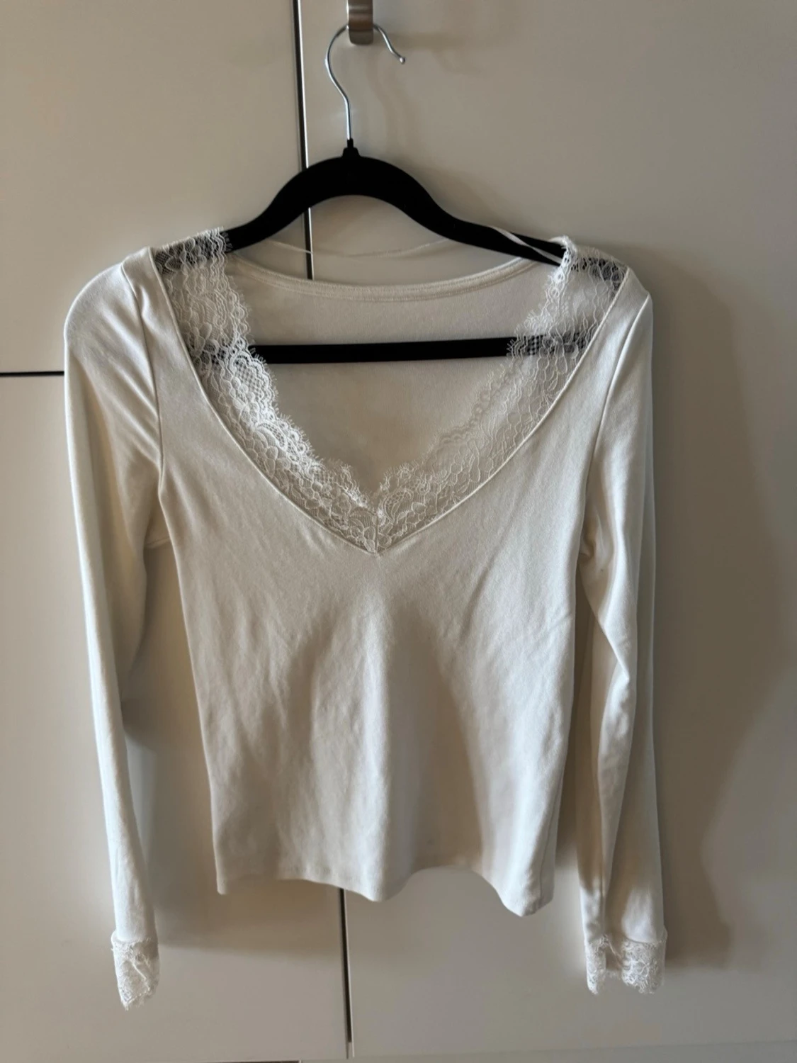 Vit långärmad topp med spets