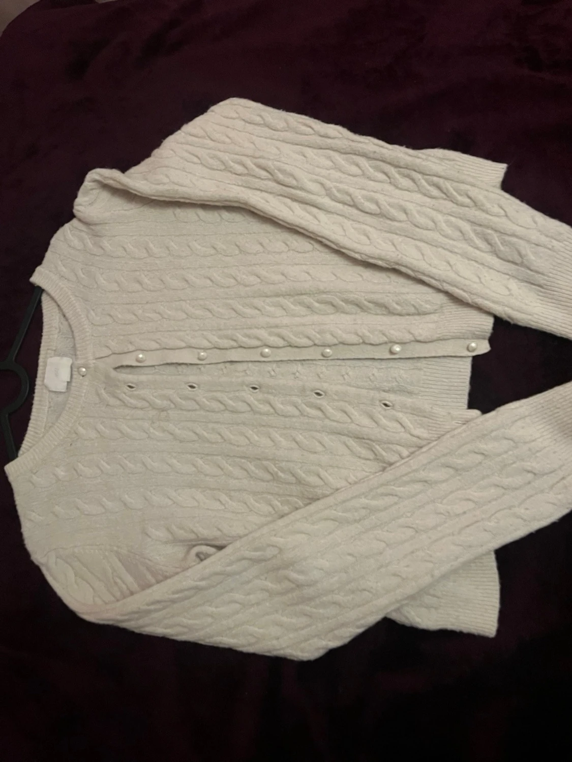 Vit kabelstickad kofta med pärlknappar