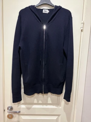 Mörkblå cashmere hoodie  - Mörkblå hoodie i 100% cashmere från Don. Dragkedja framtill, huva och två fickor. Perfekt för dig som vill ha en stilren och lyxig hoodie med skön känsla. Passar till allt och är superenkel att matcha med andra plagg. Den är otroligt skön och varm, mycket fint skick fick i present för 3 månader sen.