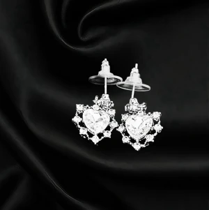 Söta hjärtformade örhängen! - Söta små hjärtformade örhängen av Cubic Zirkonia. Mått: 1,2 x 1,2 cm. Nickelfria. Oanvända. 