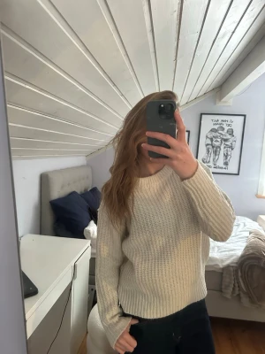 Vit stickad tröja - Jätte skön vit stickad tröja från lager 157💕Bra skick och perfekt till vår och höst🍁🍃