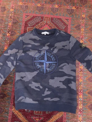 Stone Island blå camo långärmad topp - Vintage stone island tröja i kamouflage mönster, väldigt skön mysig, QR koden visar att den är äkta och kan skicka bevis om det önskas och det är att bara höra av sig vid frågor 