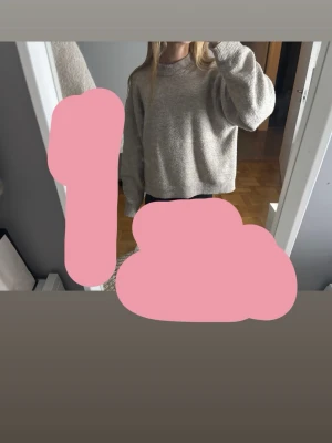 Beige stickad tröja från H&M - Mysig beige stickad tröja från H&M med rund halsringning och avslappnad passform. Tröjan har ribbstickade muddar vid hals, ärmslut och nederkant. Perfekt för lager-på-lager och enkel att matcha med jeans eller kjol.