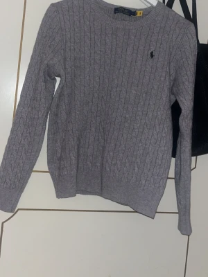 Ny tröja Polo Ralph Lauren - Grå tröja från Polo Ralph Lauren då den inte passar mig längre passar till 158cm även 164cm 