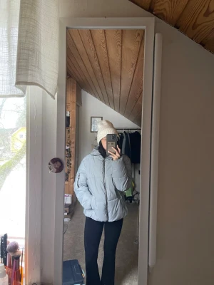 Reflex pufferjacka med fickor - Super cool och praktiskt reflex jacka från isolde! Använd en vinter, finns små spår på användning (bilder) men märks inte av. Generellt en super fin jacka.   Märkvärdiga fel är då knappan på vänster sidan har lossnat, men enkelt att fixa för de kunniga. Knappen får man med! Från märket isolde storlek 34💓