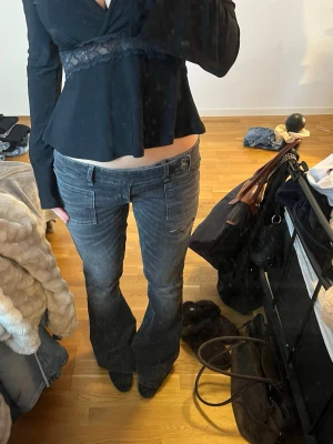 Lågmidjade bootcut jeans  - Superfina lågmidjade bootcut jeans 😍 storlek M från Gina tricot Young 14+. De är väldigt lågmidjade och långa i benen (första bilden stämmer mer överens med färgen på de). Säljer ett par likadana i blått men måtten på de skiljer sig åt 😊midjemått: ca 41cm och innerbenslängd: ca 87cm 🫶