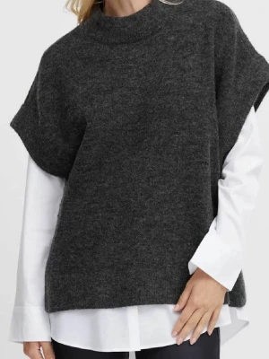 Mörkgrå stickad västliknande tröja - Snygg mörkgrå stickad västliknande och avslappnad passform. Perfekt att bära över en skjorta för en trendig lager-på-lager-look. Västen har breda ärmöppningar och mjukt material som ger en mysig känsla. Nypris 499kr