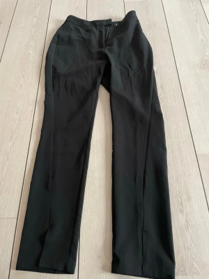 Kostymbyxor - Svarta kostymbyxor med liten slits längst ner! Superfina men tyvärr försmå☺️