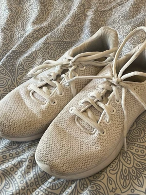 Vita sneakers  - Snygga vita sneakers med mesh material och klassisk snörning. Skorna har en len bekväm, vadderad insida. Perfekta för dig som gillar stilrena och minimalistiska sneakers och även för dig som behöver träningsskor 