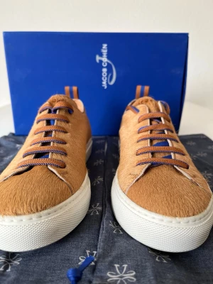 Beige skor från Jacob Cohën - HELT NYA Jacob Cohën skor där allt ingår, box,  dustbag och snören. Skorna tillverkas inte längre som gör dom svåra att få tag i. Skriv vid fundering. 😊                            ——————————————————————————                                                     📐| Storlek: 40                                                        👖| Märke: Jacob Cohën                                        🔎 | Skick: 10/10 (de är nya)                                  💵 | Ny Pris: 4500kr                 
