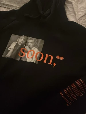 Svart hoodie Marcus & Martinus - Soon hoodie som inte säljs längre, i storlek 150/160