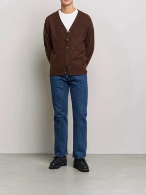 Levi's 501 blå raka jeans - Världens första blåjeans, de klassiska 501-jeansen från Levi's. Dessa jeans har den ursprungliga passformen med normalhög midja i en mellanmörk tvätt.   • Tillverkad av bomull.  • Levi's originalmodell.  • Knappgylf.  • Mellanmörk tvätt.  • Ikoniska bågformade sömmar på bakfickorna.  • Röd tyglapp med logotyp på höger bakficka.  • Kontrasterande läderlapp med logotyp på baksidan av midjebandet. • Rak passform • Normal midja Benlängd: 102 cm  Innerbenslängd: 75 cm  Midjevidd: 42 cm  Benvidd: 16,5