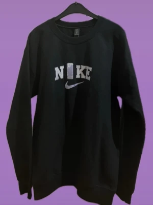 Custom Embroidered Sweatshirt - Size S No brand - Engelska 🇬🇧   Custom Embroidered Sweatshirt - No brand  Brand new, custom-made sweatshirt in size S. The "i" in the logo is replaced with a Redbull can, a unique and cool design. An inspired design, streetwear style with a twist.  *   Size: S *   Condition: Brand new *   Design: Embroidered, inspired, Redbull detail *   Material: \[50% Cotton 50% Polyester]  \#customsweatshirt #redbull #streetwearfashion #uniquedesign #s #new #embroidered #sweatshirt #vinted