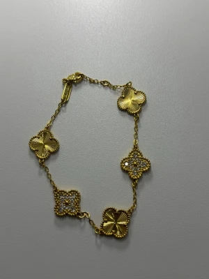 Guldfärgat fyrklöverarmband - Oanvänd guldpläterad armband 