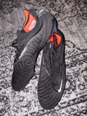 Nike Phantom GT2 Elite SG  - Elite skor SG dobbar. Använda endast 2 träningar. Fått från klubben ett tag sedan, ingen påse o box därav priset. Nypris runt 2699