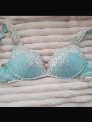 Turkos spets-bh från Intimissimi - Supersnygg turkos bh från Intimissimi. Helt nya strolek 85b