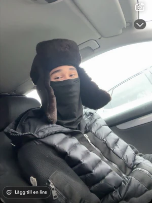 Bälte - Tja! Säljer ett sjukt snyggt bälte med silver spänne och vit stygn. Passar perfekt till vardag och fest och den ger din outfit en lyxig touch. Ett extra guld svart spänne och håltagare medföljer. Skick: 9/10 aldrig använd bara testad det är 3 själv gjorda hål. Storlek: 110cm. Pris: 600kr kan diskuteras vid snabb affär💨 Kom DM vid funderingar eller fler bilder🥰