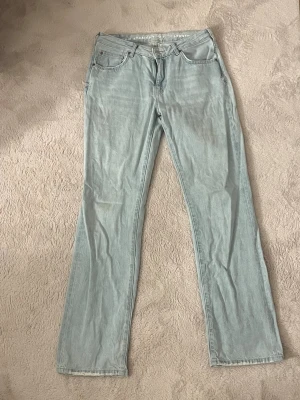 Lågmidjade jeans - Säljer dessa superfina ljusblåa jeans från Bikbok. Det är en low waist straight leg modell (tror inte den säljs längre). Säljer då de blivit för små på mig. Midjemått rakt över ca 38 cm. Endast använda ett fåtal gånger och i superfint skick💞bara att höra av sig vid funderingar