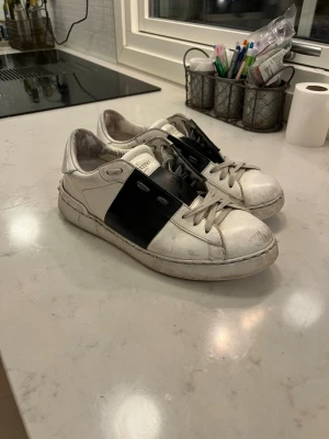 Valentino opens - Feta valentino opens i acceptabelt skick skorna har använts rätt mycket men har fortfarande väldigt mycket kvar att ge, säljes då dom är för små och inte kommer till användning längre!