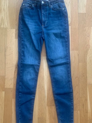 Mörkblå skinny jeans med hög midja, Cubus  - Snygga mörkblå skinny jeans med hög midja och klassisk femficksdesign. Jeansen har smal passform och är tillverkade i stretchigt denimtyg för en bekväm känsla. Perfekta att matcha med en hoodie eller t-shirt. Använda men i väldigt bra skick 