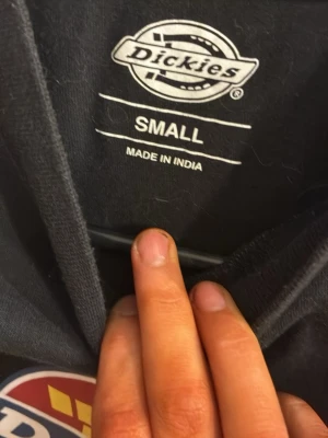 Svart Dickies t-shirt med logga - Svart t-shirt från Dickies i bomull med stor färgglad logga på bröstet. Klassisk passform och korta ärmar, perfekt för en avslappnad streetwear-look.
